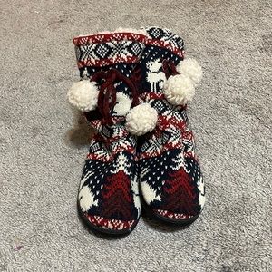 I am selling slippers they are a size medium 7-8 in woman